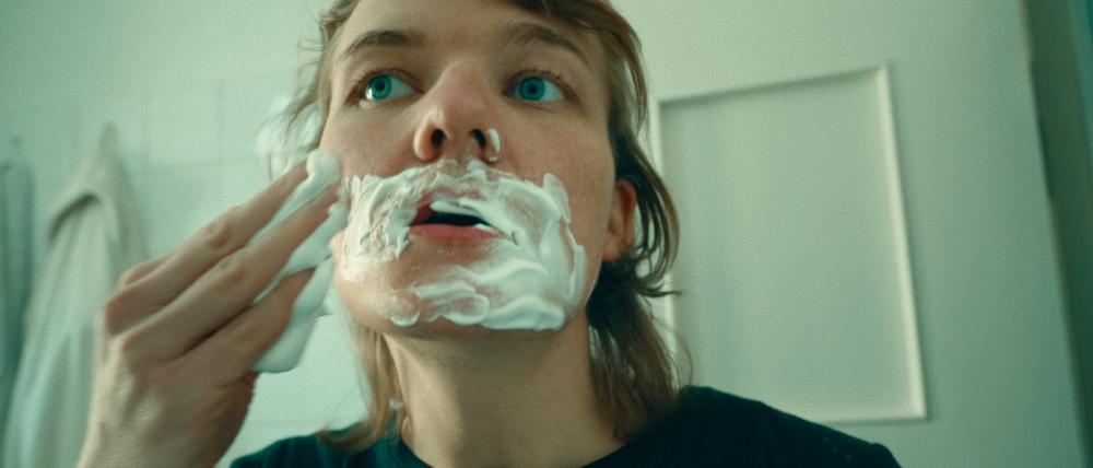 Der Bart muss ab. Regisseurin Gitti Grüter als sie selbst in „Sick Girls“,  ihrem Film über Frauen mit ADHS.