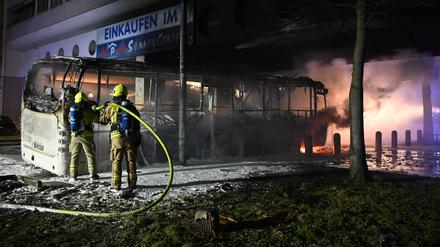 Feuerwehrleute löschten in der Silvesternacht an der Sonnenallee in Neukölln einen brennenden Bus und wurden von Randalierern angegriffen.