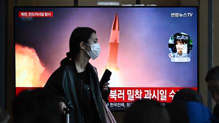 Eine Frau passiert im südkoreanischen Seoul einen Monitor, der Bilder eines nordkoreanischen Raketentests zeigt.