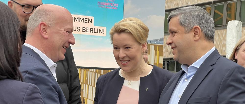 Kai Wegner (l-r, CDU), Spitzenkandidat und Landesvorsitzender seiner Partei, Franziska Giffey (SPD), Regierende Bürgermeisterin von Berlin, und SPD-CO-Landesvorsitzender Raed Saleh.