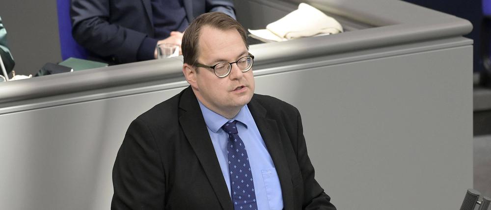 Sören Pellmann hier im März bei einer Rede im Bundestag hat Zahlen zur Lohnschere zwischen Ost und West abgefragt.