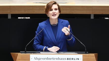 Berlins Sozialsenatorin Katja Kipping (Linke) wehrte sich im Berliner Abgeordnetenhaus gegen Kritik am beschlossenen Härtefallfonds.