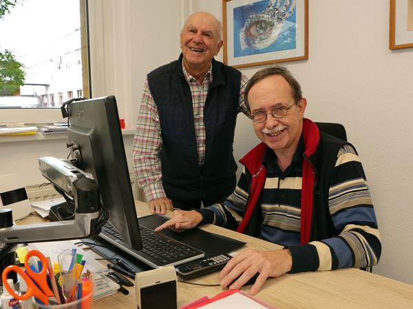 Unterstützung für Sehbehinderte und Blinde: Sozialwerk-Büroleiter Michael Mehlmann (vorn) und Reinhard König, der ehrenamtliche Geschäftsführer.