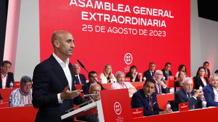 Luis Rubiales, Präsident des spanischen Fußballverbandes RFEF, spricht bei der außerordentlichen Generalversammlung des Verbandes in Madrid.