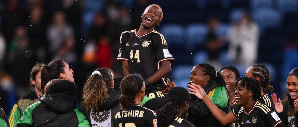 Die Fußballerinnen der jamaikanischen Nationalmannschaft feiern nach dem sensationellen 0:0 gegen Frankreich.
