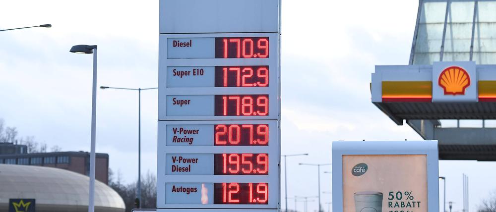 Preise für Benzin und Diesel an einer Tankstelle.