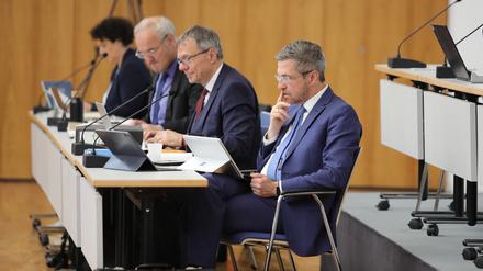 Potsdams Oberbürgermeister Mike Schubert (SPD, vorn) bei der jüngsten Stadtverordnetenversammlung.