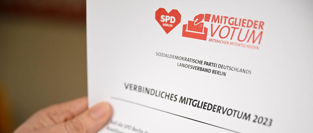 04.04.2023, Berlin: Mitarbeiter bereiten die Unterlagen für das Mitgliedervotum der SPD Berlin zum Koalitionsvertrag vor. Die Berliner SPD-Mitglieder werden aufgerufen, bis zum 21.4.2023 über eine gemeinsame Regierung mit der CDU abzustimmen. Foto: Britta Pedersen/dpa +++ dpa-Bildfunk +++