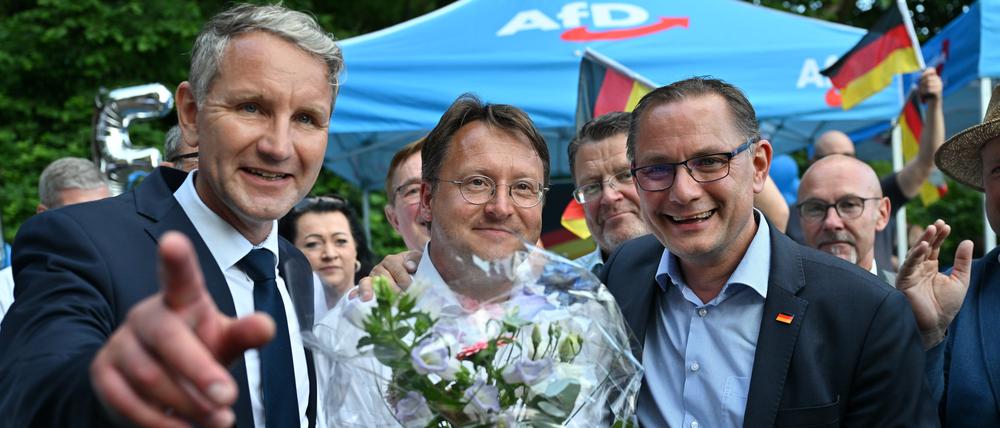 Björn Höcke, rechtsextremer Landeschef der AfD Thüringen, mit dem frisch gewählten Landrat Robert Sesselmann