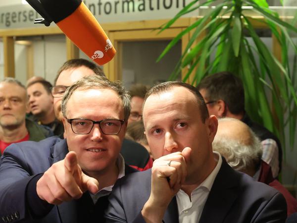 Christian Herrgott neben Mario Voigt, CDU-Vorsitzender in Thüringen, kurz vor der Bekanntgabe der Ergebnisse. 