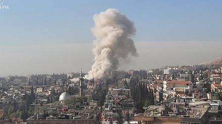 Eine Rauchwolke über Damaskus nach einem Angriff am 20. Januar 2024.