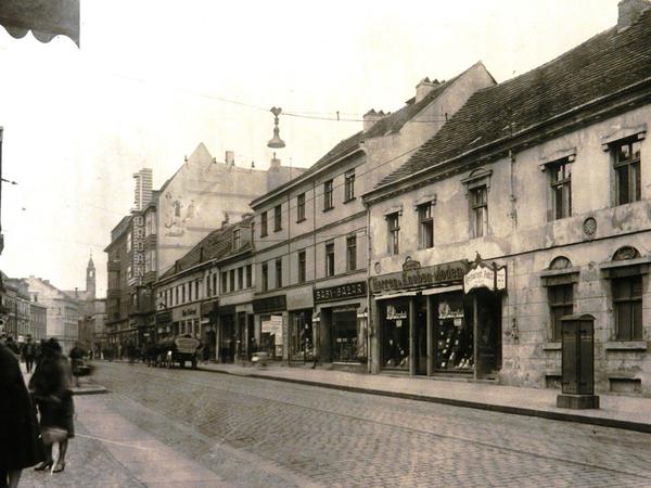Das Bild entstand vor knapp 100 Jahren und zeigt die Breite Straße in Spandau.