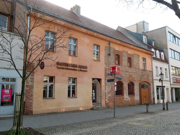 Im restaurierten Gotischen Haus befindet sich heute die Tourismus-Zentrale des Bezirks mit Kulturausstellungen.