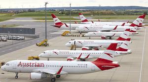 Flugzeuge von Austrian Airlines stehen am Flughafen Wien.  