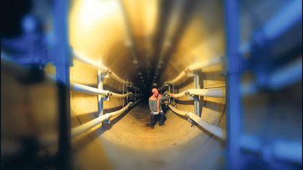 Unter Hochspannung: Ein Mitarbeiter des Netzbetreibers 50Hertz inspiziert am Umspannwerk Friedrichshain den vor elf Jahren fertiggestellten „380-KV-Tunnel“, der die Bezirke Mitte und Marzahn miteinander verbindet.