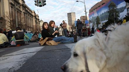 Ein Studentenprotest gegen mutmaßlichen Wahlbetrug auf einer Kreuzung in Belgrad.