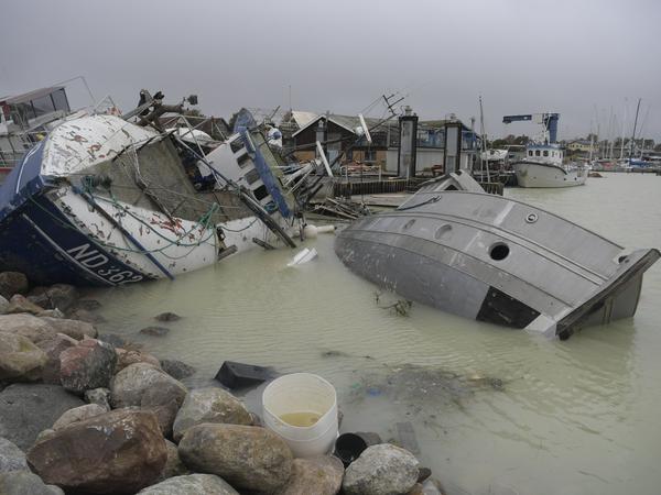 Ein Blick auf die Schäden am Hafen in Seeland. 