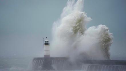 Das Orkantief „Emir“ (international: Ciaran) brachte extreme Sturmböen über Teile von Europa. brachen haushohe Wellen brechen über die Hafenmauer.
