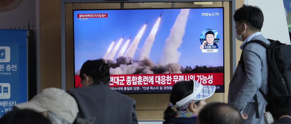 Ein Fernsehbildschirm zeigt ein Archivbild des nordkoreanischen Raketenstarts während einer Nachrichtensendung im Bahnhof von Seoul.