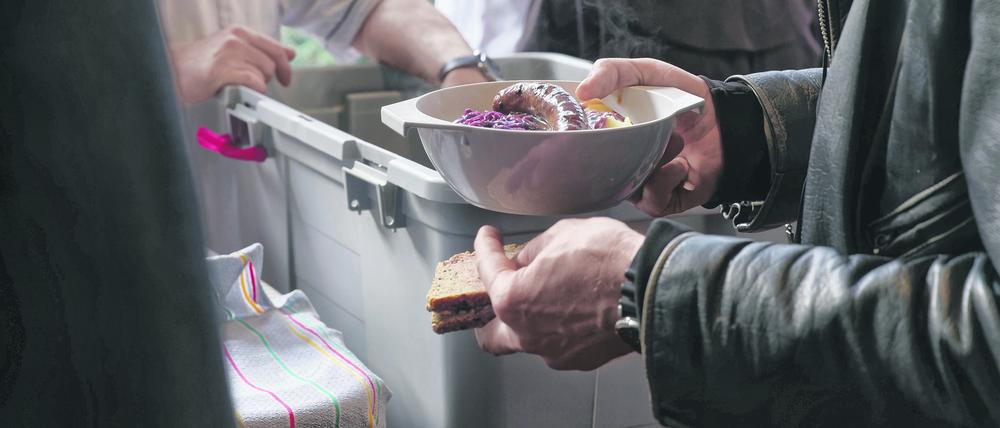 Freiwillige, Fest- und Teilzeitangestellte sowie Ordernsmänner und -frauen versorgen täglich mehr als 60 obdachlose, in Not geratene und arme Menschen in der Suppenküche des Franziskanerklosters in Berlin-Pankow.