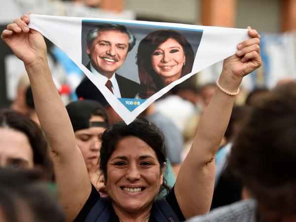Die peronistische Partei mit Präsident Alberto Fernandez (l) und Vizepräsidentin Cristina Fernandez (r) ist gespalten und angeschlagen.