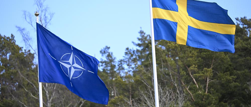 In Brüssel wird die Flagge des neuen Nato-Mitglieds Schweden gehisst.