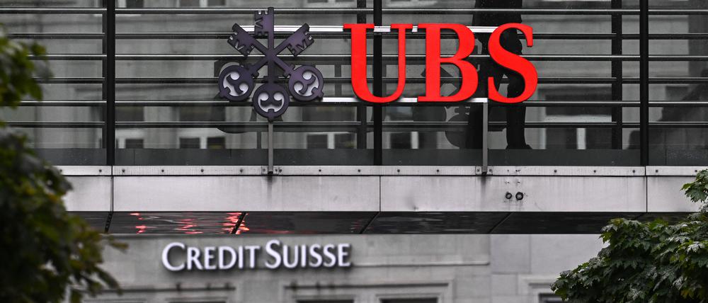 Die Schweizer Bank UBS hat durch die Notübernahme ihrer gescheiterten Rivalin Credit Suisse im zweiten Quartal einen Rekordgewinn erzielt.