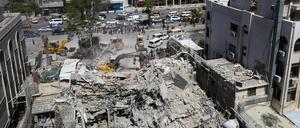 Nur noch Trümmer: Aufräumarbeiten an den Resten von Irans Konsulat in Damaskus.