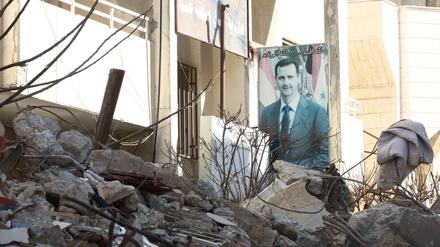 Ein Poster von Baschar al-Assad im syrischen Erdbebengebiet.