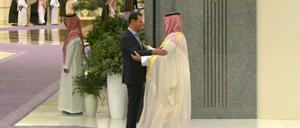 Syriens Präsident Bashar al-Assad wird vom saudischen Kronprinzen Mohammed bin Salman begrüßt.