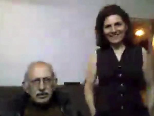 Die Eltern, unscharf im Videocall: Hasan Fesharaki und Mitra Kia in „Was hast du gestern geträumt, Parajanov?“ 
