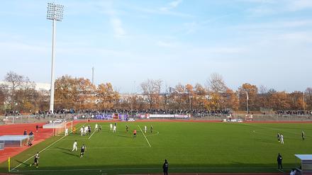 Mehr als 1000 Zuschauer wollten das Spitzenspiel der Fußball-Oberliga Nordost im Mommsenstadion zwischen TeBe und Lichtenberg sehen. 