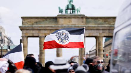 Teilnehmer an einer Demonstration von Rechtsextremisten und Reichsbürgern vor dem Brandenburger Tor