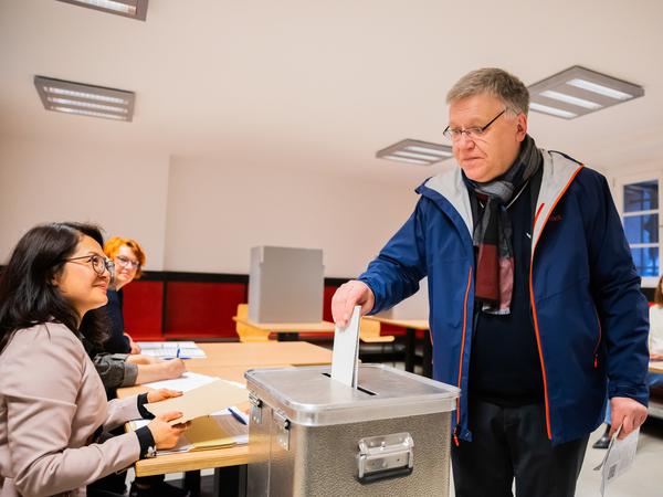 Früh am Morgen hat Landeswahlleiter Stephan Bröchler in Pankow abgestimmt. 