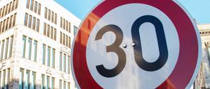 Ein Verkehrsschild zur Geschwindigkeitsbegrenzung auf Tempo 30 mit dem Zusatz «Luftreinhaltung» steht an der Potsdamer Straße.