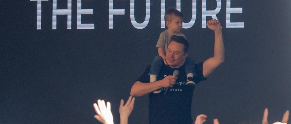 Tesla-Chef Elon Musk sprach in der Fabrik in Grünheide zur Belegschaft – mit seinem Sohn auf den Schultern. 