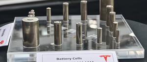 Eine Darstellung der Battery Cells (Akkus) für einen Tesla sind zum Tag der offenen Tür in einer Produktionshalle der Tesla Gigafactory zu sehen. 