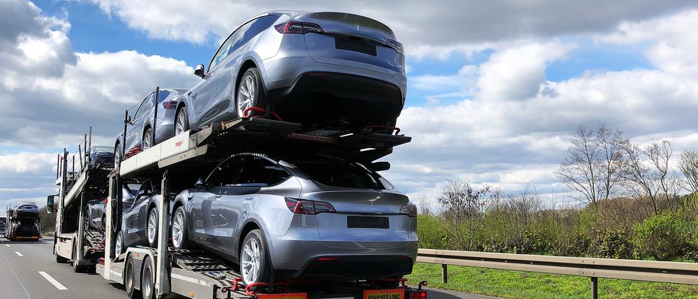 Tesla-Autos made in Grünheide werden ausgeliefert. 
