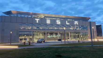 Das Tesla-Werk in Grünheide - wieder mit Strom 