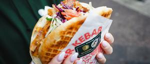 Ein Döner, aber ohne Fleisch: Der Plant-Based-Kebab besteht aus Sojaprotein und kann gegrillt werden wie der Spieß aus Fleisch. 
