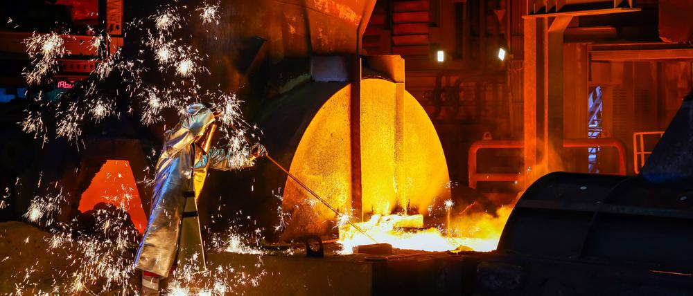 Ein Stahlarbeiter im Schutzanzug entnimmt eine 1500 Grad heiße Roheisenprobe beim Abstich am Hochofen 8, Duisburg. (Archivbild)