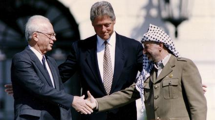 Washington 1993, als eine Lösung greifbar schien: Der israelische Ministerpräsident Yitzhak Rabin und der PLO-Vorsitzende Yasser Arafat nach der Unterzeichnung des israelisch-palästinensischen Friedensabkommens. In der Mitte: US-Präsident Bill Clinton.