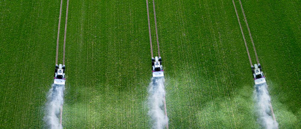 three tractors spray pesticides on a green field top view Glyphosat, Spray, Feld, Agrikultur