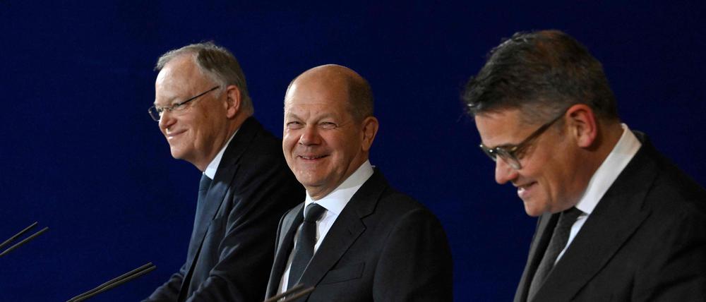 Kanzler Olaf Scholz (SPD) zwischen den Ministerpräsidenten Stephan Weil (SPD, Niedersachsen) und Boris Rhein (CDU, Hessen) 