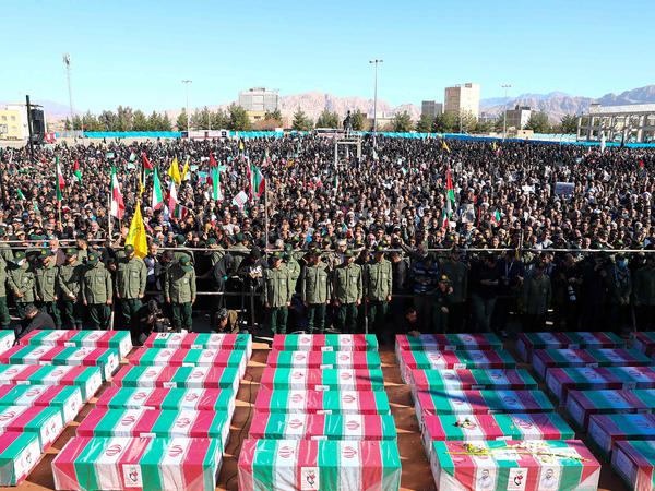 Die Trauerfeier nach dem IS-Anschlag im Iran. 