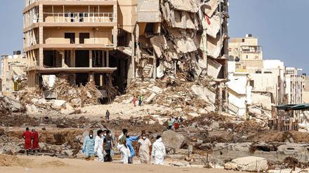 Rettungsteams gehen am 18. September 2023 durch ein zerstörtes Gebiet in Libyens östlicher Stadt Darna. Die enorme Flut, die am 10. September durch sintflutartige Regenfälle ausgelöst wurde, hatte zwei flussaufwärts gelegene Dämme durchbrochen.
