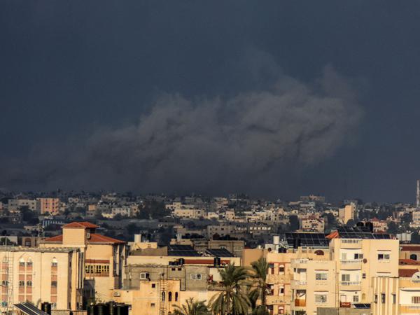 Rauch über der Grenzstadt Rafah
