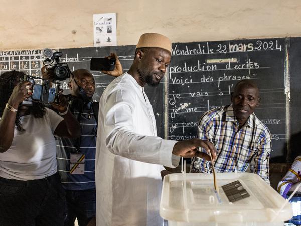 Oppositionsführer Ousmane Sonko bei der Stimmabgabe am Sonntag in seiner Heimatstadt Ziguinchor.  Welche Rolle wird er künftig spielen?
