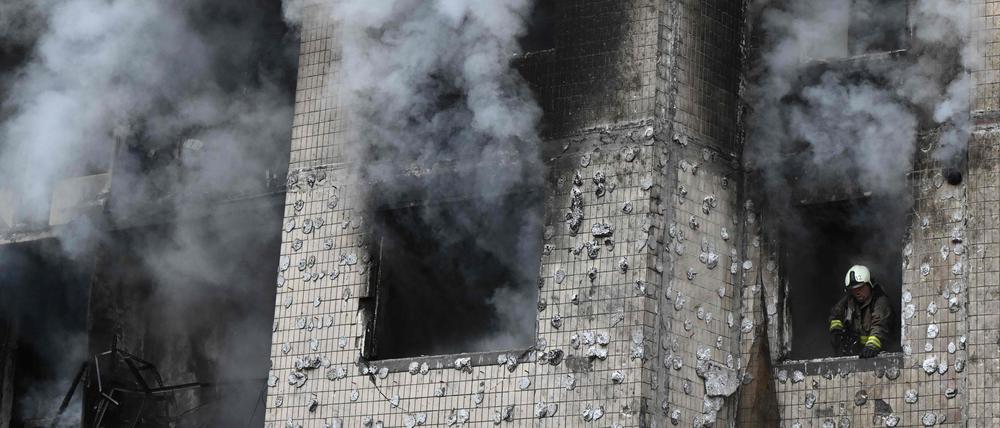 Immer wieder bombardiert Russland auch zivile Gebäude, wie hier ein Wohnhaus in Kiew am 2. Januar. 
