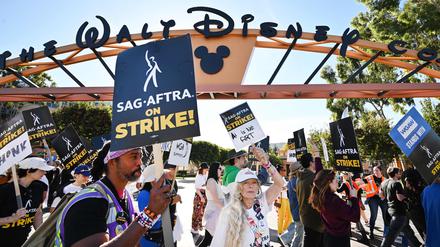 Schauspielerin Frances Fisher zusammen mit SAG-AFTRA-Mitgliedern und Unterstützern auf Streikposten vor den Disney Studios an Tag 111 ihres Streiks gegen die Hollywood-Studios in Burbank.